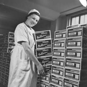 Arbeiterin von Bahlsen im Lager