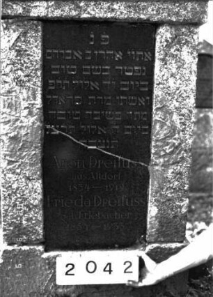 Grabstein 2042 (Index: 100096911) Maße HxBxT: 160x80x23 cm Besonderheit: Doppelgrab für Eheleute: Grabstein 2042 (Detailaufnahme)