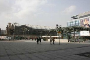 Dresden-Altstadt. Wiener Platz. Ansicht mit Nordfassade des Hauptbahnhofs und Neuem Kugelhaus