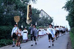 Festumzug, bayerische Trachten Pforzheim mit Vereinsstandarte