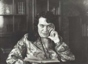 Loschwitzer Porträts. Damenporträt mit Buch