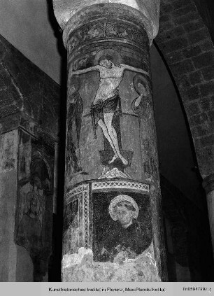 Innenraum von San Giovenale : Säule mit Kreuzigung