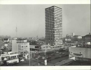 Wo früher Gebrüder Ludwigs Concerthaus sich am Eingang der Reeperbahn präsentierte, stand später die beliebte "Volksoper" und steht heute das Hochhaus einer Versicherungsgesellschaft (Iduna, 1995 gesprengt) und links daneben das "Ballhaus Hamburg"