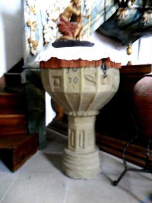 Fuchsstadt-Katholische Pfarrkirche-Langhaus Innen-Taufbecken mit Jahr 1630 sowie Ornamentierung in Übersicht