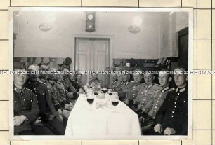 Angehörige der Ordnungspolizei beim Bier
