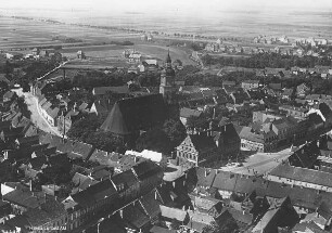 St. Marien-Kirche und Rathaus am Markt von Herzberg (Elster) : Blickrichtung Südwesten