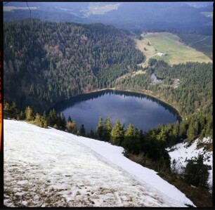 Feldberg: letzte Skifahrer, Blick vom Feldberg zum Feldsee