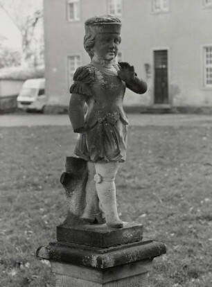 Putto in Kostüm
