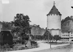 Dresden, Plauenscher Grund. Garnisonsmühle gegen Begerburg : Dresden-Plauen, Plauenscher Grund. Silo der Braun'schen Mühle, Garnisonsmühle (Getreidemühle; 1830) mit Siloturm gegen die Villa "Begerburg" (1852-1854; Theodor Lehnert) in Dresden-Dölzschen