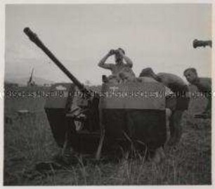 Wehrmachtssoldaten, Flakgeschütz, Leichte Flak in Feuerstellung, Die Bemalung auf dem Schutzschild zeigt drei Flugzeugabschüsse und einen vernichteten Panzer.