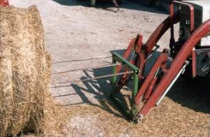 Fotografie: Frontlader, Rundballen, Be- und Entladen