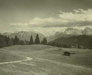 Garmisch-Partenkirchen. Blick vom Gschadner-Bauern auf Wetterstein- und Karwendelgebirge.