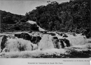 Wasserfall : Einstufiger Wasserfall eines Gewässers nahe São Paulo