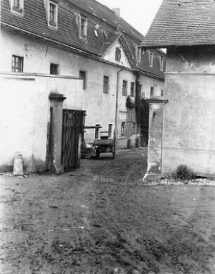 Meusegast (heute: Dohna-Meusegast). Rittergut. Wohnhaus (18. Jh.) und Hoftor