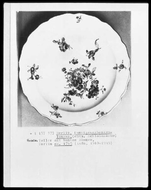Teller mit bunten Blumen