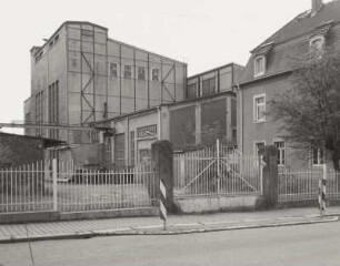 Fabrikgebäude : Verwaltungsgebäude (um 1912) und dahinter liegendes Fabrikgebäude