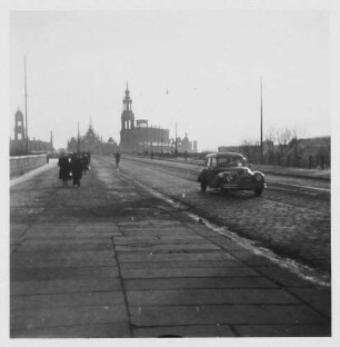 Dresden. Blick über die Georgij-Dimitroff-Brücke (Augustusbrücke) auf das Altstädter Ufer mit Hofkirche