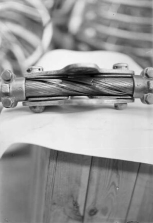 Freileitungstechnik. Hohlseil-Bruchstück für Schwingungsversuch I. Radebeul-Kötzschenbroda, Elektroarmaturenwerk JWH