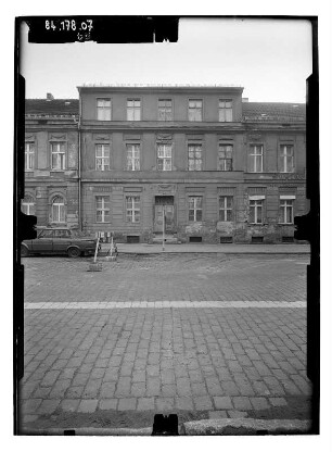 Potsdam, Wilhelm-Pieck-Straße (Charlottenstraße) 62. Wohnhaus. Straßenfront