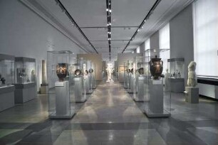 Blick in Raum 5 der Dauerausstellung der Antikensammlung im Alten Museum (Hauptgeschoss): Götter und Heroen - Bilder des griechischen Mythos