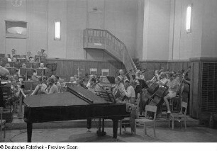 Orchesterprobe mit dem kubanischen Dirigenten Enrique González Mántici