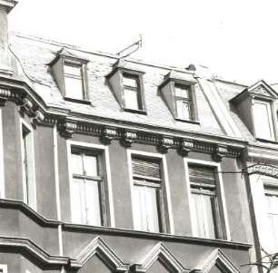 Cottbus, Karl-Liebknecht-Straße 114. Wohnhaus (E. 19. Jh.), Fenster (2. Obergeschoss) und Dachhäuschen