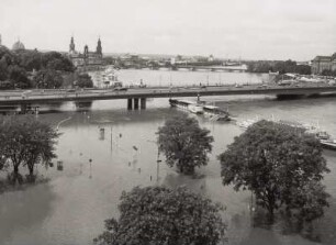 Mittags. Blick aus einem Hochhaus am Terrassenufer gegen Carolabrücke, Hofkirche und Yenidze