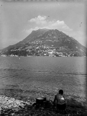Dorfbild : Junge am Ufer des Sees, gegenüber Monte Bré und Castagnola