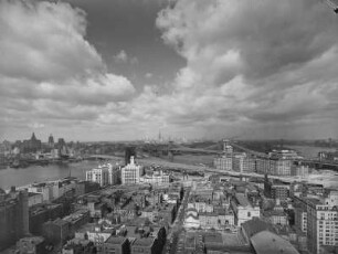 New York, Blick über den East River mit Brooklyn Bridge und Manhattan Bridge auf Manhattan