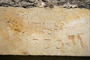 Kirche: Inschrift mit Jahreszahl 1730 im Türsturz