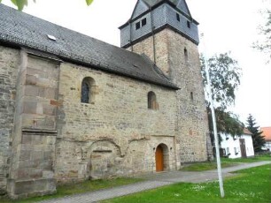 (Evangelische Kirche) - Langhaus über Traufseite Nord mit Obergaden und vermauerten Arkadenbögen (einst romanische Basilika) sowie Strebepfeiler und Kirchturm