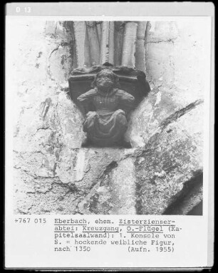 1. Konsole von Süden: Hockende weibliche Figur