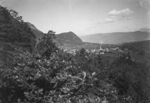 Kaltern : Blick auf die Stadt Kaltern in einem Tal
