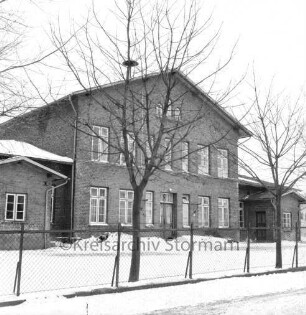 Rethwischdorf: Volksschule: davor Zaun und Bäume: Winter