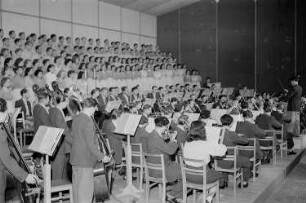 Nationales Kulturensemble der DDR : Blick auf die Bühne mit einem Chor und Orchester