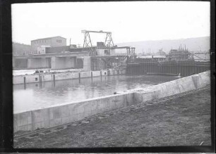 Hessigheim, rechte Wehröffnung und Schleuse im Bau vom Unterwasser