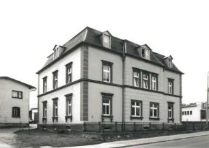 Ebersbach-Neugersdorf, Hauptstraße 51. Wohnhaus (1886/1900)
