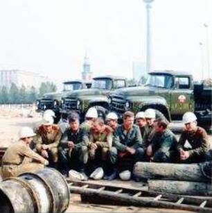 Sowjetische Soldaten beseitigen Fundamente des Berliner Stadtschlosses für den Bau des Palastes der Republik
