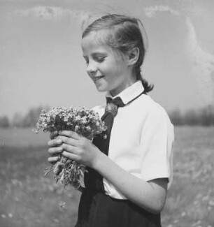 Mädchen, einen Strauß Blumen in den Händen haltend