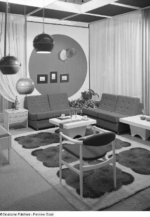 Sitzgruppe, Couchtisch und Beistelltisch : Leipziger Herbstmesse, 1972. Wohnzimmermöbel (1972; Möbelkombinat Erfurt (MKE)). Ansicht mit Sitzgruppe, Couchtisch und Beistelltisch