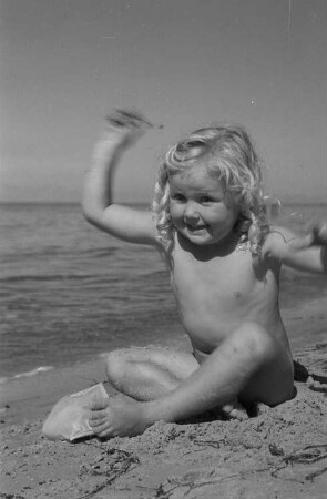 Hiddensee: Kinder beim Baden, Landschaften, Meeresaufnahmen : Kleines Mädchen am Strand, mit Sand spielend