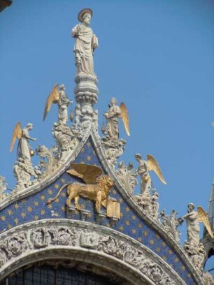 Venedig - Schmuck der Markuskirche : Engelfiguren und der Heilige Markus auf der Spitze der Markuskirche, aufgenommen am 3. Juli 2010 in Venedig