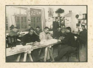 10 Kriegsgefangene beim Lesen bzw. Schreiben im Briefzimmer Kriegsgefangenenlager Ludwigsburg-Eglosheim