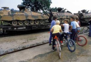 Kinder vor einem vorbeifahrenden Zug mit Panzern der Deutschen Bundeswehr während des NATO-Manövers Flinker Igel in Deggendorf