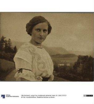 Junge Frau, traditionell gekleidet