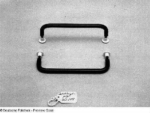 Metallbügelgriff (Modell 262/128) : Zwei Metallbügelgriffe (Modell 262/128) für Möbel