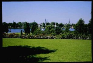 Lübeck: Türme der Stadt hinter der Wakenitz
