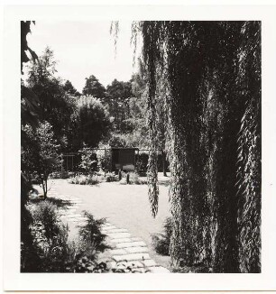 Garten Zintsch, Berlin-Zehlendorf: Plattenweg zur Gartenlaube