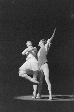 Szenenbilder aus "Stunde des Tanzes", Ballett in der Choreographie von Jean Weidt?. Dramatische Ballett der Volksbühne Berlin, 23.11.1958