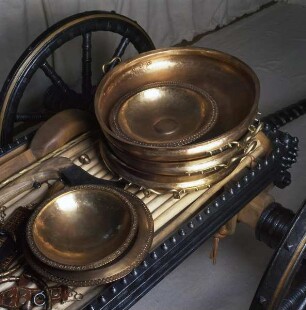Schalen und Teller auf dem Wagenkasten aus der Grabkammer eines Keltenfürsten